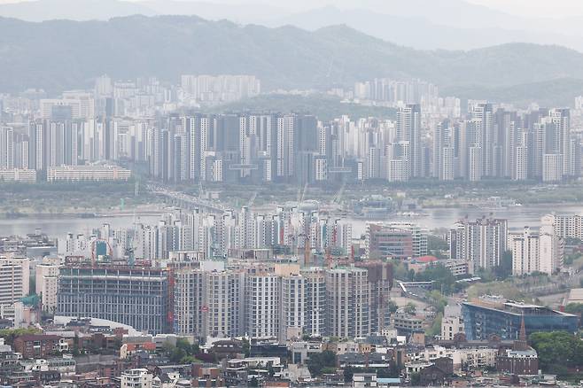 서울 남산에서 바라본 아파트 단지 모습. 뉴스1