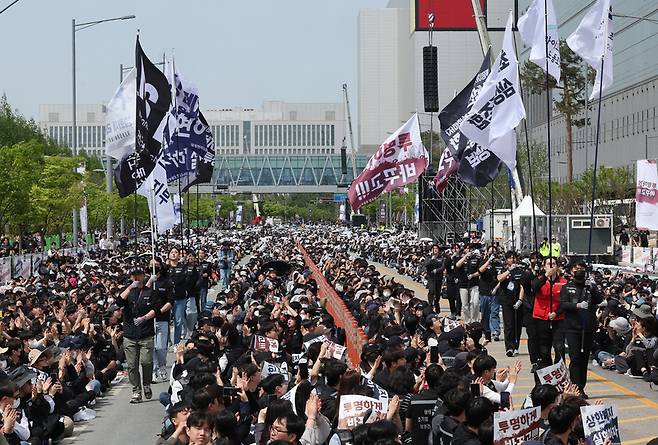 23일 경기 평택시 삼성전자 평택캠퍼스 앞에서 열린 삼성전자 노동조합 공동투쟁본부의 '투명하게 바꾸고, 상한폐지 실현하자-4/23 투쟁 결의대회'에서 깃발이 입장하고 있다. 연합뉴스