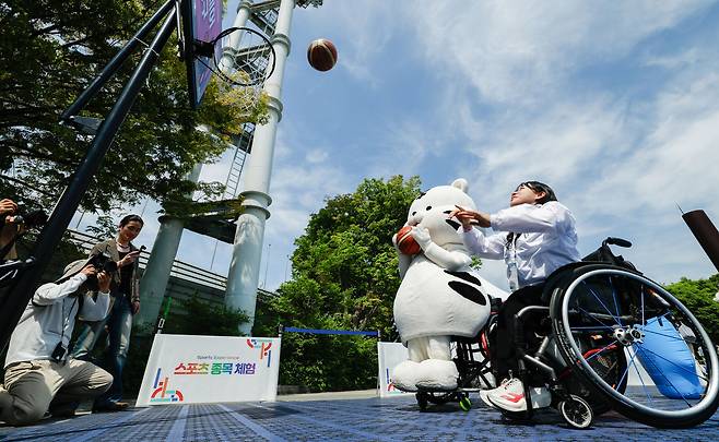 패럴림픽 금메달리스트 김윤지 선수가 26일 서울 송파구 올림픽공원에서 열린 2026년 스포츠 주간 맞이 '땀송송 운동해봄제'에서 휠체어 농구를 체험하고 있다.