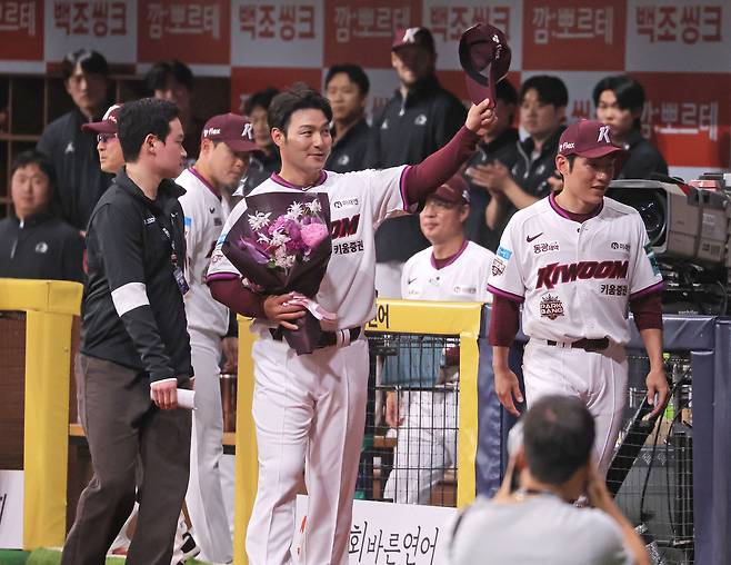 은퇴식을 치른 박병호 키움 히어로즈 코치가 26일 서울 고척스카이돔에서 열린 KBO 프로야구 삼성 라이온즈와 키움 히어로즈의 경기에서 특별 엔트리로 출전한 뒤 교체돼 더그아웃으로 향하며 인사하고 있다. 연합뉴스