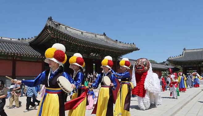 26일 서울 종로구 창덕궁에서 관람객들이 지켜보는 가운데 길놀이 행사가 열리고 있다. 국가유산청 궁능유적본부는 국가유산청 산하 국가유산진흥원과 함께 5월 3일까지 서울의 5대궁(경복궁·창덕궁·덕수궁·창경궁·경희궁)과 종묘에서 올해 궁중문화축전을 개최한다.? /2026.04.26 이제원 선임기자