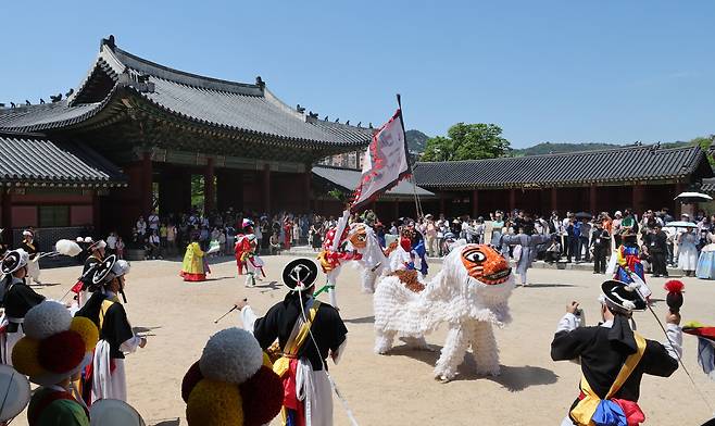 26일 서울 종로구 창덕궁에서 관람객들이 지켜보는 가운데 길놀이 행사가 열리고 있다. 국가유산청 궁능유적본부는 국가유산청 산하 국가유산진흥원과 함께 5월 3일까지 서울의 5대궁(경복궁·창덕궁·덕수궁·창경궁·경희궁)과 종묘에서 올해 궁중문화축전을 개최한다.? /2026.04.26 이제원 선임기자