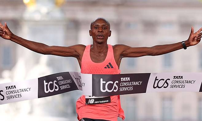 새 역사 케냐의 사바스티안 사웨가 26일(현지시간) 영국 런던에서 열린 2026 런던 마라톤에서 인류 첫 ‘서브 2’(2시간 이내에 마라톤 풀코스 완주)인 1시간59분30초로 결승선을 통과하고 있다. 런던=AP연합뉴스