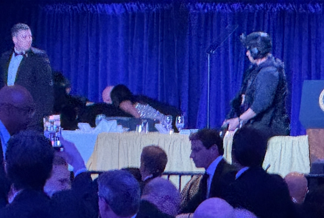 2026년 4월 25일(현지시간) 도널드 트럼프 미국 대통령이 워싱턴 힐튼 호텔에서 열린 백악관 출입기자단 연례 만찬 중 총격 사건이 벌어져 긴급 대피했다. AP 연합뉴스