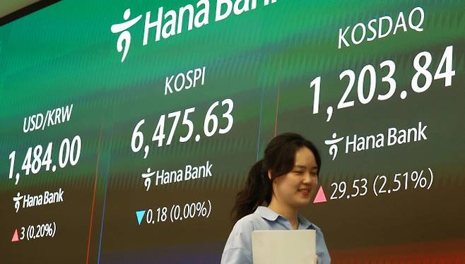 사진은 24일 서울 하나은행 본점 딜링룸. 연합뉴스