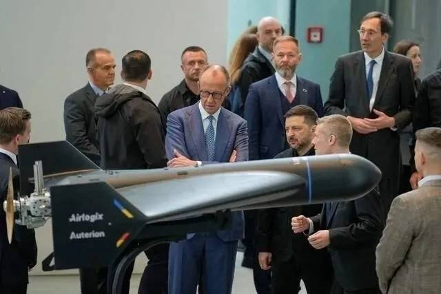 지난 14일 독일 총리실에서 프리드리히 메르츠 독일 총리(앞줄 왼쪽 두 번째)와 볼로디미르 젤렌스키 우크라이나 대통령(앞줄 왼쪽 세 번째)이 두 나라 협력으로 개발된 군용 드론을 살펴보고 있다. AFP 연합뉴스