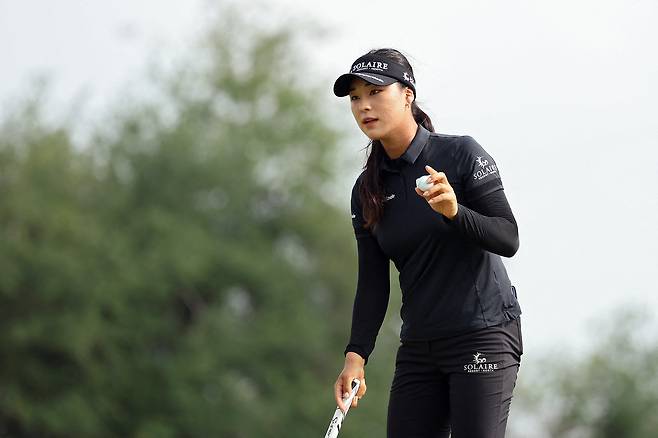 윤이나가 3라운드 경기를 마친 뒤 관중에게 인사하고 있다. AFP연합뉴스