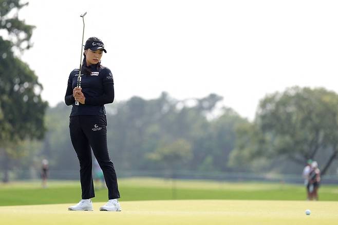 퍼팅한 뒤 공을 바라보고 있는 윤이나. 사진 제공=AFP연합뉴스