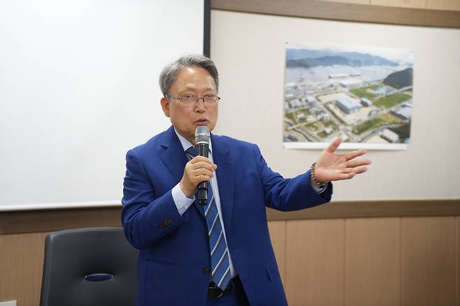 김명진 매일마린 대표이사가 23일 부산광역시에 위치한 매일마린 본사에서 열린 기자간담회를 진행하고 있다. 사진 제공=메인비즈협회