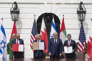 2020년 8월 미국 워싱턴 백악관에서 도널드 트럼프 미국 대통령 중재로 이스라엘과 아랍에미리트(UAE)는 ‘아브라함 협정’을 맺고 외교 정상화에 합의했다. 트럼프 화이트하우스 아카이브