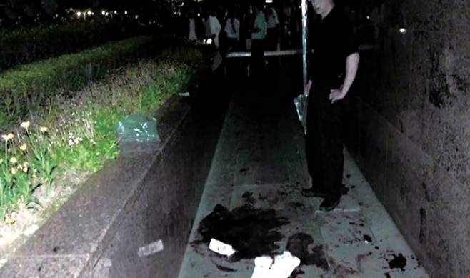 사건이 일어난 서울고속터미널 호남선(현 센트럴시티) 건물 앞에서 경찰이 현장을 살피고 있다. ⓒ서울 서초경찰서 제공