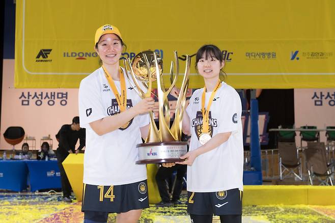 KB스타즈 허예은(오른쪽)이 26일 용인체육관에서 열린 삼성생명과 챔피언 결정전 3차전 승리로 통합우승을 확정한 뒤 후배 송윤하와 기념촬영을 하고 있다. 사진제공｜WKBL