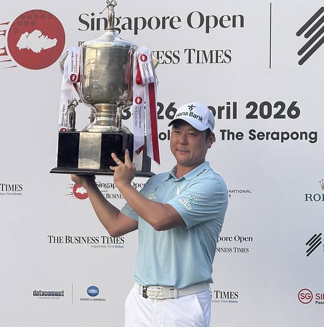 함정우가 26일 끝난 싱가포르 오픈에서 와이어 투 와이어 우승을 일구며 아시안투어 첫 승 이자 개인 통산 해외 정규투어 첫 승 기쁨을 누렸다. 챔피언 트로피를 들고 환하게 웃고 있는 함정우. 사진제공 | 스포츠인텔리전스그룹