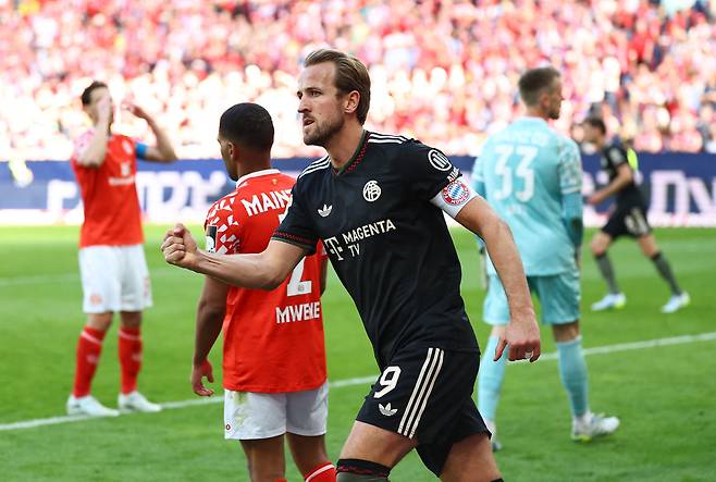 25일, 바이에른 뮌헨의 해리 케인이 자말 무시알라의 세 번째 골 득점 후 기뻐하고 있다. 로이터연합뉴스