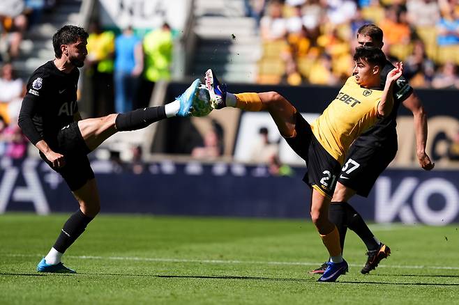 25일, 토트넘 홋스퍼의 로드리고 벤탄쿠르(왼쪽)와 울버햄튼 원더러스의 로드리고 고메스가 공을 다투고 있다. AP연합뉴스