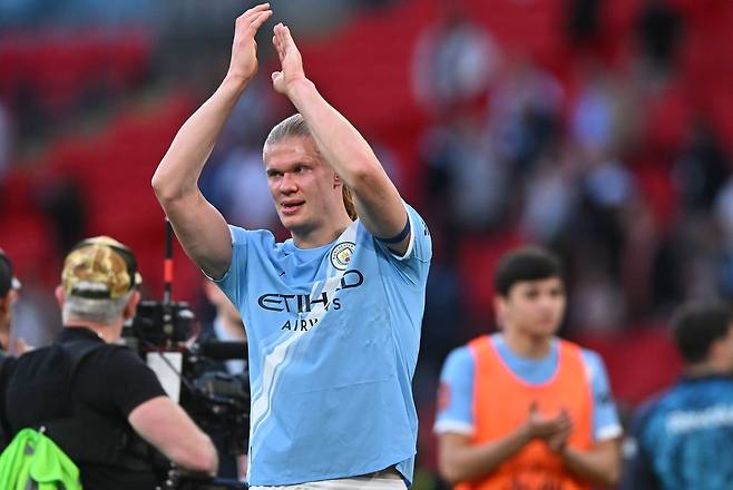 맨체스터시티 공격수 엘링 홀란이 25일 영국 런던 웸블리 스타디움에서 열린 사우샘프턴과의 잉글랜드축구협회(FA)컵 준결승에서 승리한 뒤 기뻐하고 있다. EPA