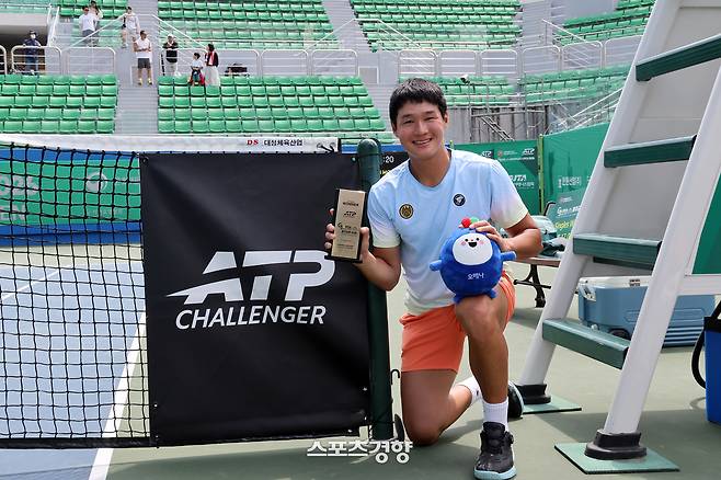 권순우가 26일 광주 진월국제테니스장에서 열린 남자프로테니스(ATP) 광주오픈 챌린저에서 우승한 뒤 기념촬영을 하고 있다. 광주오픈 대회조직위원회 제공