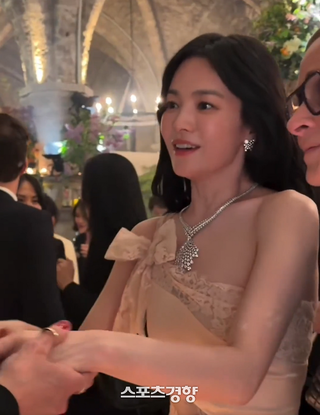 프랑스 파리에서 진행된 한 브랜드 갈라쇼에서 포착된 배우 송혜교. 사회관계망서비스 캡처