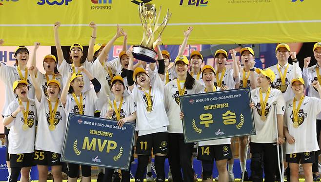26일 경기도 용인실내체육관에서 열린 여자프로농구 챔피언결정전 3차전 삼성생명 블루밍스와의 경기에서 승리하며 챔피언 자리에 오른 KB스타즈 선수들이 트로피를 들고 기뻐하고 있다.  용인 | 연합뉴스