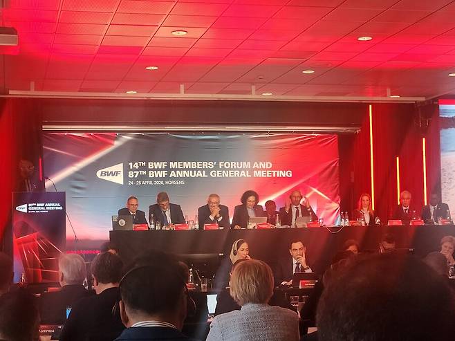 ▲ BWF 이사회는 "게임당 점수를 하향 조정함으로써 포인트 중요성을 높이고 관중이 느끼는 박진감도 아울러 증폭시키고자 이번 개정안을 추진했다"고 귀띔했다. 여기에 경기 종료 시점 예측 가능성을 높여 대회 일정 관리 효율성을 개선한다는 취지도 크게 반영된 것으로 보인다. 이를 통해 중계방송 편성을 최적화해 종목의 상업적 가치를 제고하겠단 강한 의지를 드러낸 것이다. ⓒ 대한배드민턴협회