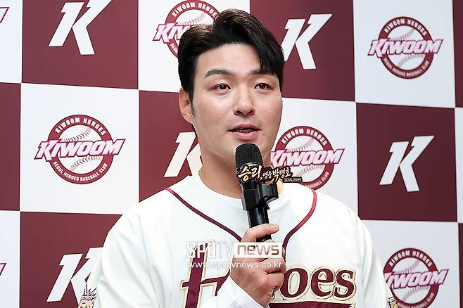 ▲ 박병호. 키움 히어로즈 박병호 잔류군 코치가 26일 서울 고척스카이돔에서 삼성 라이온즈와의 홈경기를 앞두고 은퇴식을 치른다. ⓒ곽혜미 기자