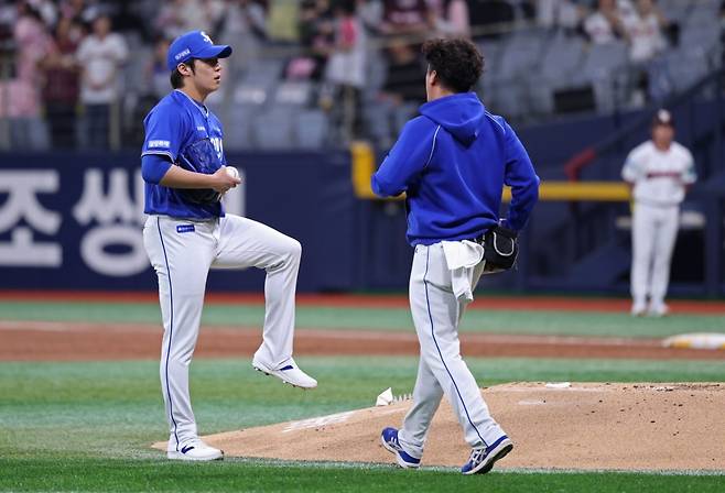 원태인(왼쪽)이 트레이너 앞에서 몸 상태를 점검하고 있다. /사진=삼성 라이온즈