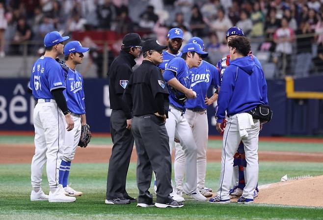 원태인을 둘러싼 삼성 선수들. /사진=삼성 라이온즈