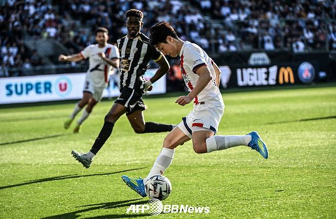 파리 생제르맹(PSG) 이강인이 26일(한국시간) 프랑스 앙제의 스타드 레몽 코파에서 열린 앙제와의 2025-2026 프랑스 리그1 31라운드 원정 경기에서 드리블 돌파를 하고 있다. /AFPBBNews=뉴스1