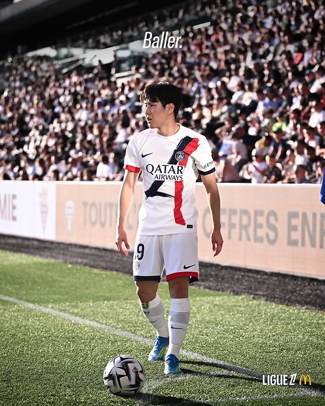 코너킥을 준비 중인 파리 생제르맹(PSG) 이강인. /사진=리그1 SNS 캡처