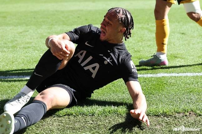 토트넘 홋스퍼 7번 사비 시몬스가 오른쪽 무릎을 부여잡고 고통스러워하고 있다. /AFPBBNews=뉴스1