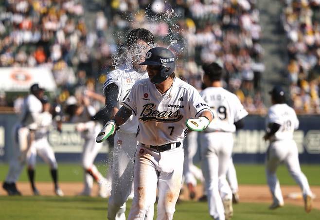 26일 잠실 LG-두산전. 끝내기 승리 후 기뻐하는 두산 선수단의 모습. /사진=두산 베어스 제공