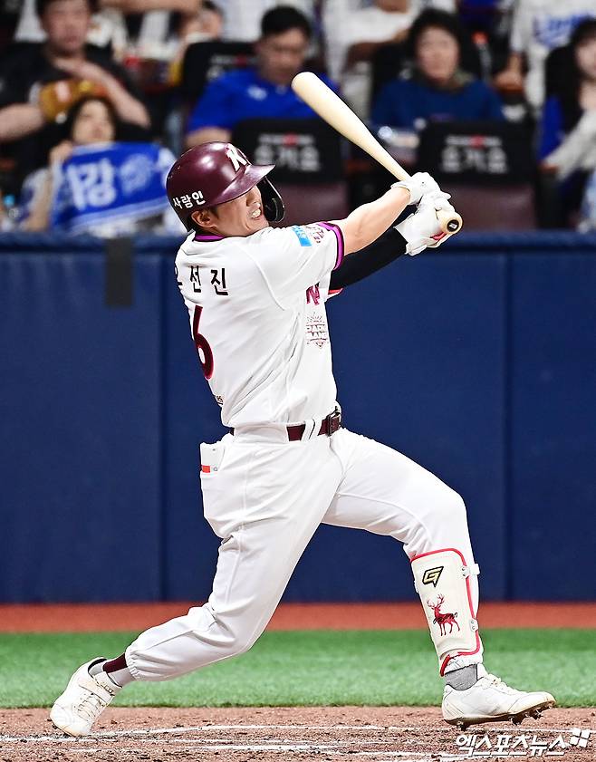 26일 오후 서울 구로구 고척스카이돔에서 열린 '2026 신한 SOL Bank KBO 리그' 삼성 라이온즈와 키움 히어로즈의 경기, 3회말 1사 2루 키움 오선진이 적시 2루타를 때려내고 있다. 고척, 박지영 기자