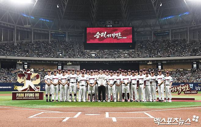 26일 오후 서울 구로구 고척스카이돔에서 열리는 '2026 신한 SOL Bank KBO 리그' 삼성 라이온즈와 키움 히어로즈의 경기에 앞서 키움 박병호의 은퇴식이 진행됐다. 박병호가 키움 선수단과 기념 촬영을 하고 있다. 고척, 박지영 기자