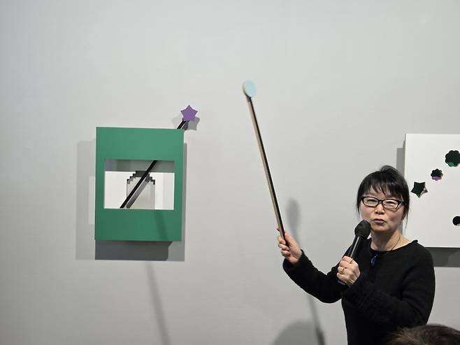 홍승혜 작가 (부산=연합뉴스) 박의래 기자 = 국제갤러리 부산에서 24일 홍승혜 작가가 작품에 관해 설명하고 있다. 2026.4.26. laecorp@yna.co.kr