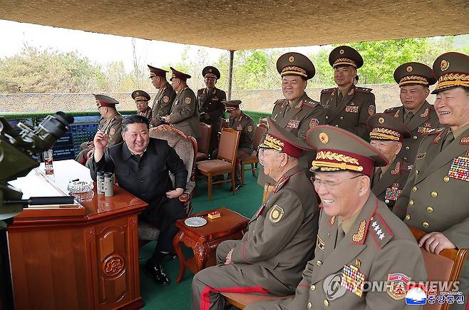 김정은, '빨치산 창건일'에 포사격경기 참관 (평양 조선중앙통신=연합뉴스) 김정은 북한 국무위원장이 지난 25일 조선인민혁명군(빨치산) 창건 94주년을 맞아 진행된 인민군 각급 대연합부대관하 경보병부대 박격포병들의 사격경기를 참관했다고 조선중앙통신이 26일 보도했다. 2026.4.26 
    [국내에서만 사용가능. 재배포 금지. For Use Only in the Republic of Korea. No Redistribution] nkphoto@yna.co.kr