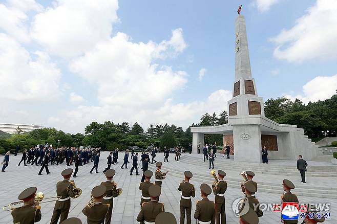 러시아 하원 의장, 해방탑에 헌화 (평양 조선중앙통신=연합뉴스) 조국해방(광복) 80주년을 맞아 북한을 방문한 뱌체슬라프 볼로딘 러시아 하원(국가두마) 의장을 단장으로 하는 러시아 국가회의대표단이 지난 15일 옛 소련군을 추모하는 해방탑을 찾아 헌화했다고 조선중앙통신이 16일 보도했다. 2025.8.16 
    [국내에서만 사용가능. 재배포 금지. For Use Only in the Republic of Korea. No Redistribution] nkphoto@yna.co.kr