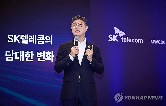 정재헌 SKT CEO, MWC26서 'AI 네이티브 혁신전략 발표' (서울=연합뉴스) 정재헌 SK텔레콤 대표이사 사장이 1일(현지시간) MWC26이 열리는 스페인 바르셀로나에서 기자간담회를 개최, AI 인프라의 재편과 대규모 투자 계획을 포함한 'AI 네이티브' 혁신 전략을 발표하고 있다. 2026.3.2 [SK텔레콤 제공. 재판매 및 DB 금지] photo@yna.co.kr