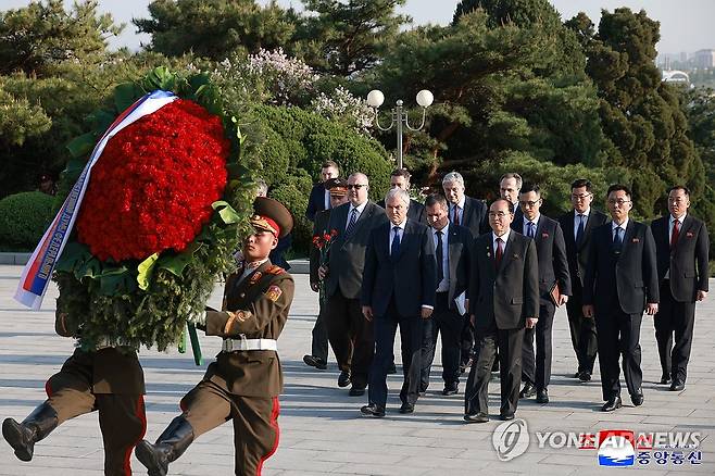 해방탑에 헌화하는 러시아 대표단 (평양 조선중앙통신=연합뉴스) '해외군사작전 전투위훈기념관' 준공식에 참가하기 위해 방북한 뱌체슬라프 볼로딘 러시아 하원(국가두마) 의장을 단장으로 한 공식대표단이 지난 25일 해방탑에 화환을 진정했다고 조선중앙통신이 26일 보도했다. 2026.4.26 
    [국내에서만 사용가능. 재배포 금지. For Use Only in the Republic of Korea. No Redistribution] nkphoto@yna.co.kr