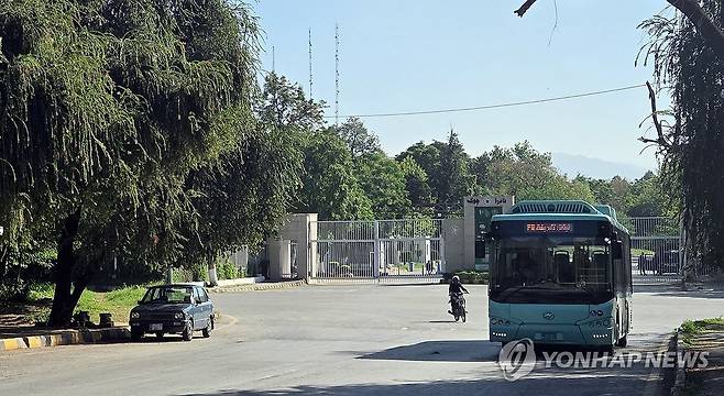 버스 운행 재개한 이슬라마바드 (이슬라마바드=연합뉴스) 손현규 특파원 = 미국과 이란의 2차 종전 회담 개최 시점이 불투명한 가운데 26일(현지시간) 오전 일부 보안 통제가 풀린 중재국 파키스탄의 수도 이슬라마바드에서 시내버스가 다시 운행하고 있다. 2026.4.26 son@yna.co.kr