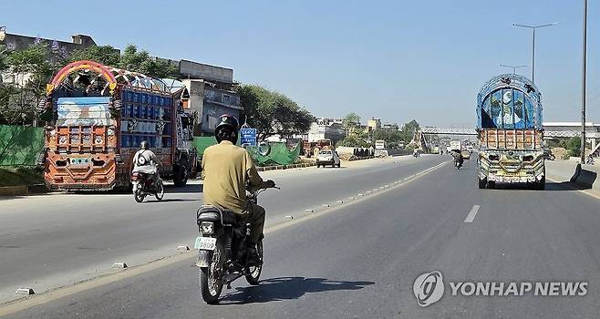 이슬라마바드행 운행 통제 풀린 화물차들 (라왈핀디[파키스탄]=연합뉴스) 손현규 특파원 = 미국과 이란의 2차 종전 회담 개최 시점이 불투명한 가운데 26일(현지시간) 오전 일부 보안 통제가 풀린 중재국 파키스탄 펀자브주 라왈핀디에서 화물차들이 다시 운행하고 있다. 2026.4.26 son@yna.co.kr