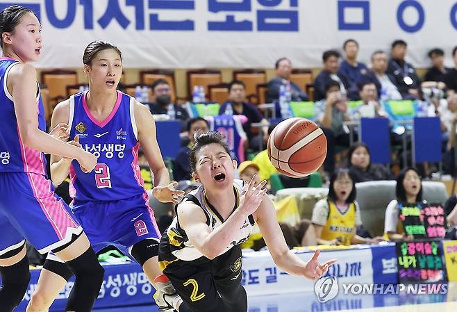 허예은 '끝까지 최선을' (용인=연합뉴스) 홍기원 기자 = 26일 경기도 용인실내체육관에서 열린 여자프로농구 챔피언결정전 3차전 삼성생명 블루밍스와 KB스타즈의 경기. KB 허예은이 수비를 뚫고 슛을 시도하고 있다. 2026.4.26 xanadu@yna.co.kr