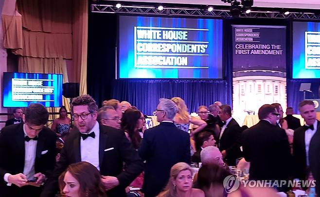 총격 사건으로 트럼프 떠난 행사장 (워싱턴=연합뉴스) 조준형 특파원 = 도널드 트럼프 미국 대통령이 참석한 가운데 25일(현지시간) 미국 워싱턴DC의 힐튼 워싱턴 호텔에서 백악관출입기자협회(WHCA) 연례 만찬 행사가 열렸다. 
    이날 만찬 도중 행사장 바깥에서 발생한 총격 사건으로 트럼프 대통령 내외 등이 긴급 대피하면서 무대의 주빈석이 비어있다. 2026.4.26 jhcho@yna.co.kr