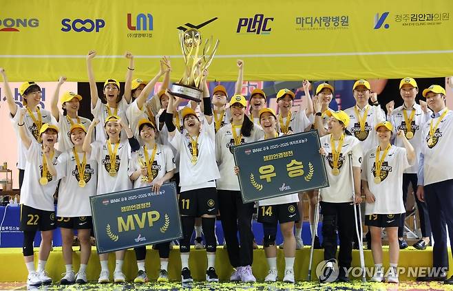 트로피 들어올린 KB스타즈 (용인=연합뉴스) 홍기원 기자 = 26일 경기도 용인실내체육관에서 열린 여자프로농구 챔피언결정전 3차전 삼성생명 블루밍스와 KB스타즈의 경기. 이 경기에서 승리하며 챔피언 자리에 오른 KB스타즈 선수들이 트로피를 들고 기뻐하고 있다. 2026.4.26 xanadu@yna.co.kr