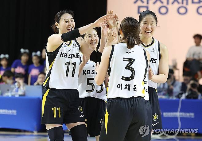 기뻐하는 KB 스타즈 (용인=연합뉴스) 홍기원 기자 = 26일 경기도 용인실내체육관에서 열린 여자프로농구 챔피언결정전 3차전 삼성생명 블루밍스와 KB스타즈의 경기. 득점에 성공한 KB스타즈 선수들이 기뻐하고 있다. 2026.4.26 xanadu@yna.co.kr