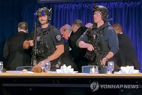 총격 소리에 대피하는 도널드 트럼프 미국 대통령 (워싱턴 로이터=연합뉴스) 도널드 트럼프 미국 대통령이 25일(현지시간) 워싱턴DC 힐튼호텔 연회장에서 대피하고 있다. 2026.4.25 photo@yna.co.kr