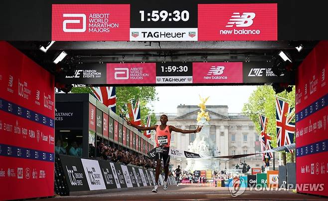 1시간 59분에 결승선 통과하는 사웨 [로이터=연합뉴스]
