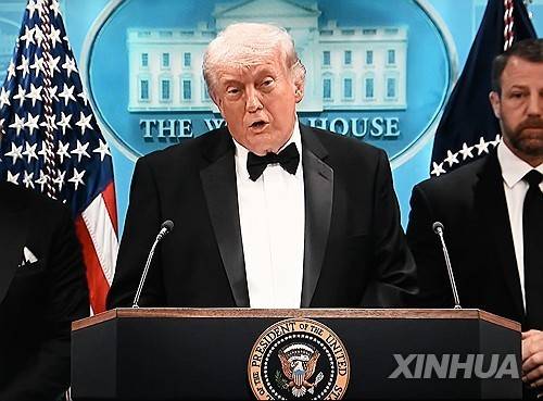 총격사건후 백악관서 기자회견하는 트럼프 대통령 (워싱턴 신화=연합뉴스 재판매 및 DB금지)