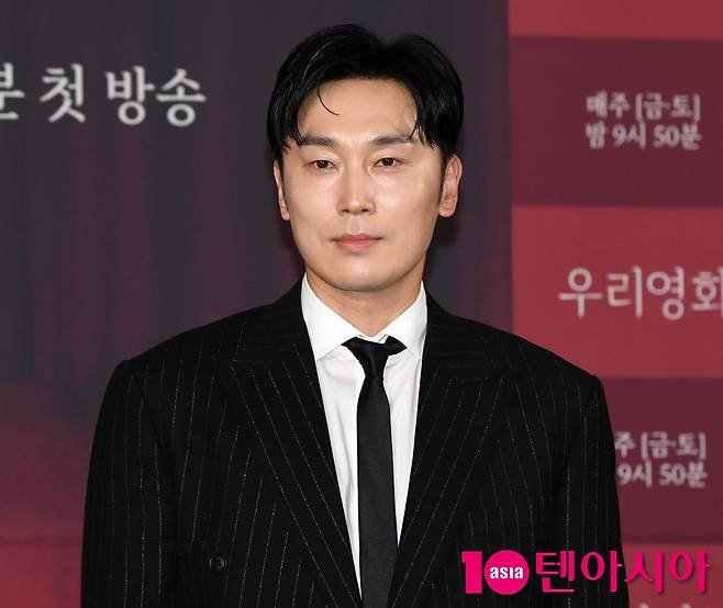 배우 서현우가 취재진 앞에 섰다. / 사진=텐아시아DB