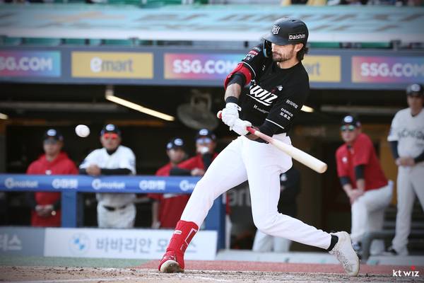 kt wiz 샘 힐리어드가 지난 26일 랜더스필드에서 열린 SSG와의 경기에서 타격하고 있다./kt wiz 제공