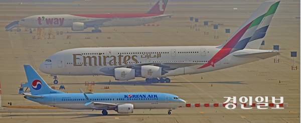 정부가 인천국제공항에서 지방 공항을 잇는 노선 확대 방안을 추진하고 있지만 항공업계는 항공편 확대 효과를 제한적으로 보고 있다. 사진은 인천국제공항 주기장에 있는 항공기들. /조재현기자 jhc@kyeongin.com